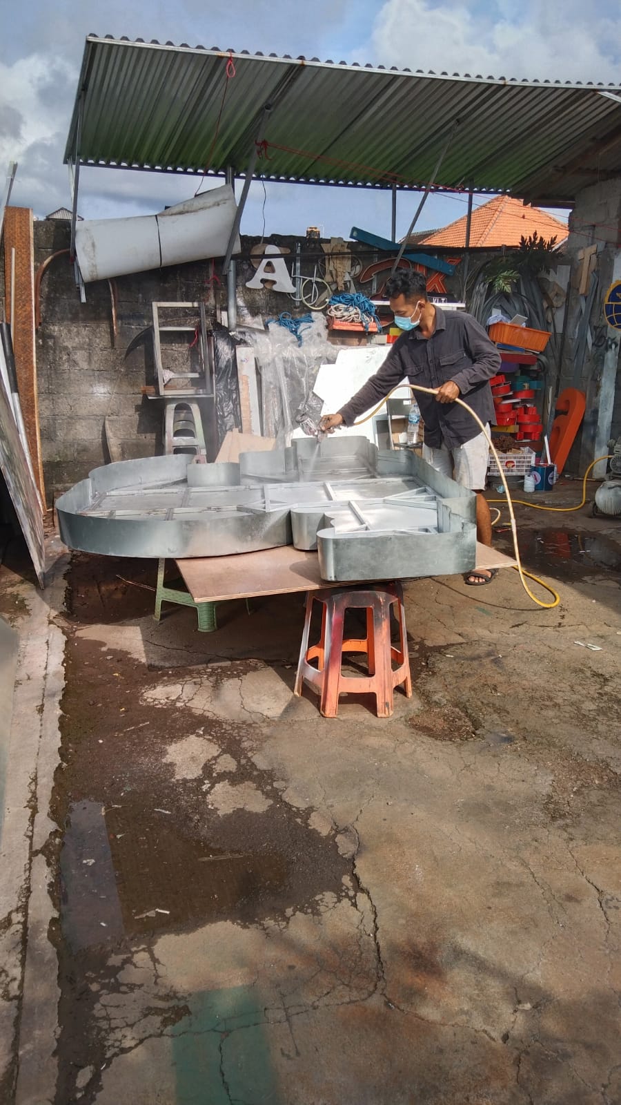 Daftar Harga Huruf Timbul di Denpasar Bali per Cm (Stainless, Akrilik LED & Galvanis 2026)